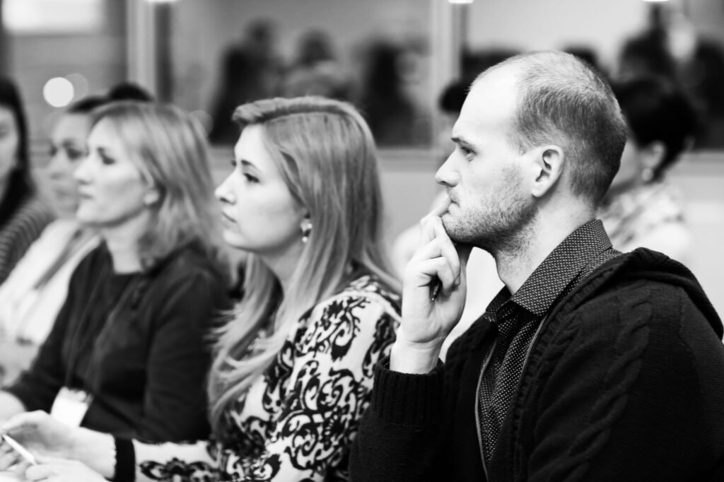 AUTOTERAPIA. gente de negocios interesada escuchando en el conversatorio